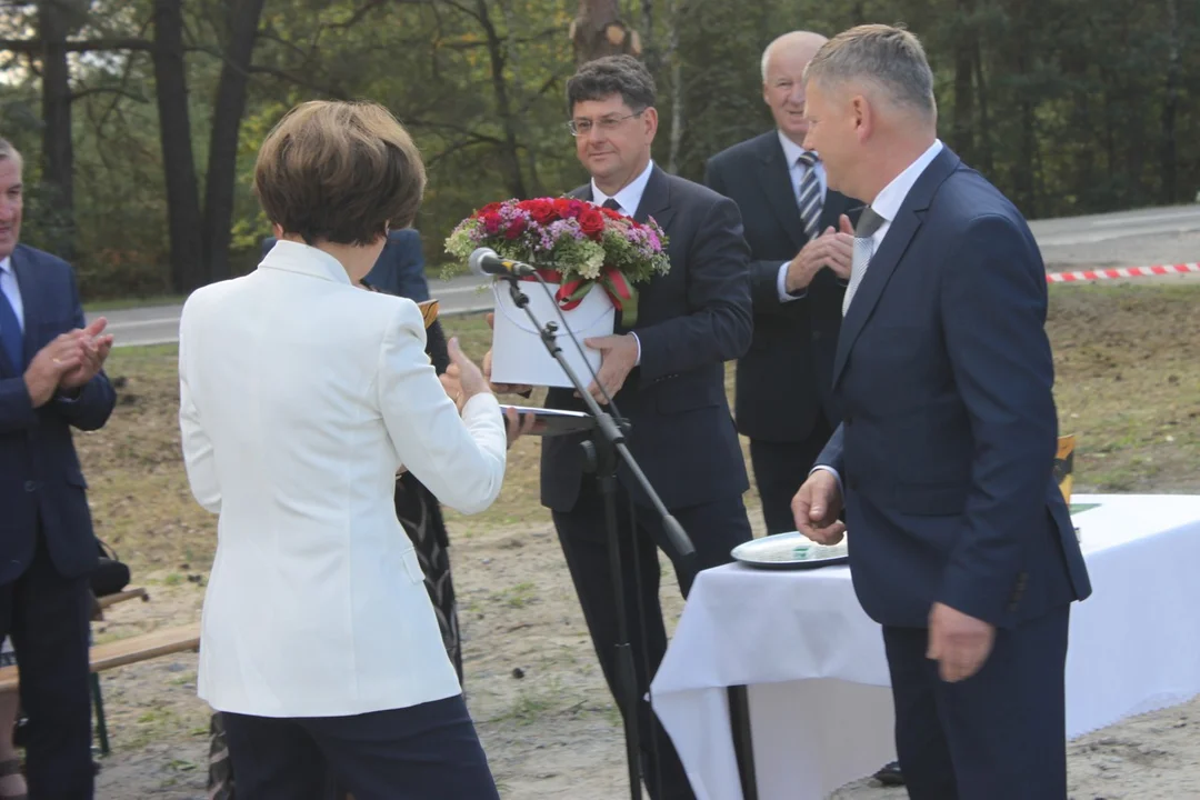 Minister Marlena Maląg otworzyła drogę Białobłoty-Orlina Duża. Towarzyszyli jej posłowie i samorządowcy