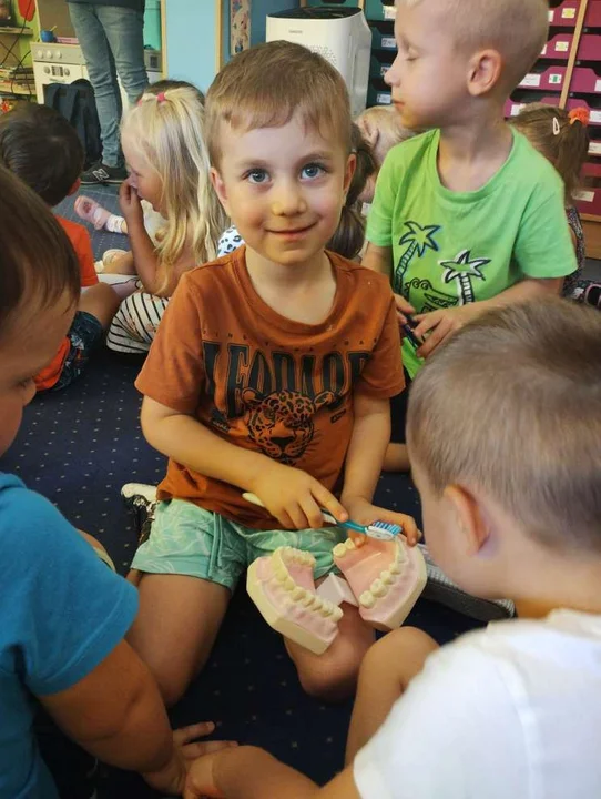 Dzieci z przedszkola w Mieszkowie spotkały się z dentystą