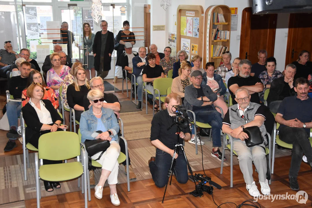 Spotkanie autorskie Grzegorza Skorupskiego w gostyńskiej bibliotece. Opowiadania "Czekając na wiatr"