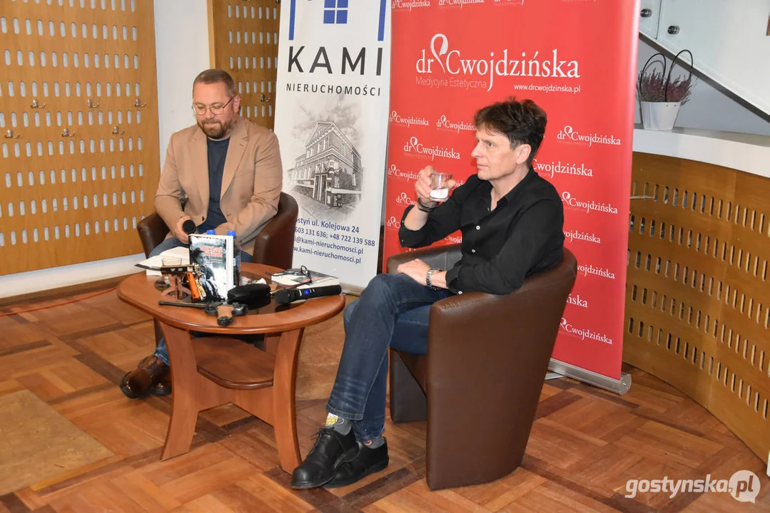 Spotkanie autorskie Grzegorza Skorupskiego w gostyńskiej bibliotece. Opowiadania "Czekając na wiatr"