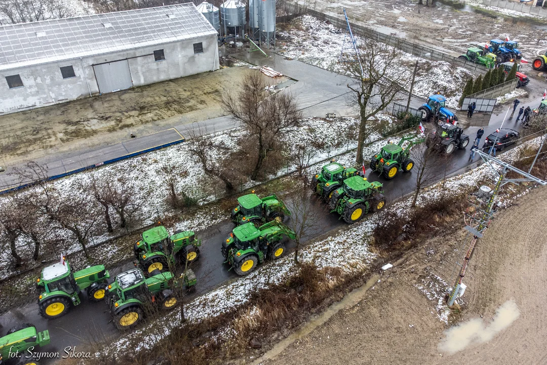 Powiat krotoszyński. Trwa protest rolników. Traktory wyjechały na drogi [ZDJĘCIA] - Zdjęcie główne
