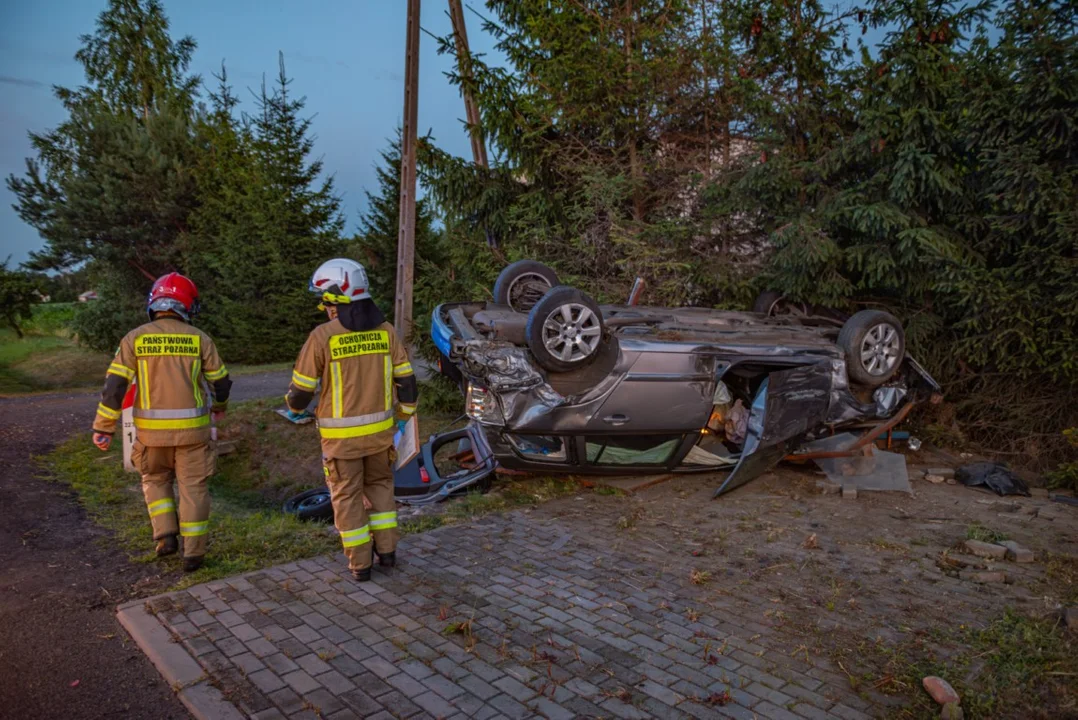 Zderzenie ciężarowego mercedesa z osobówką na DK 12 w Łobzie