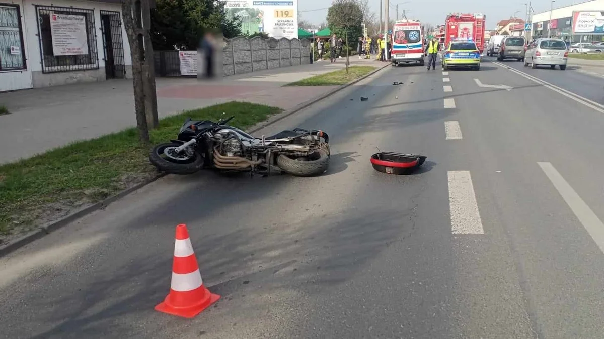 Potrącenie pieszej na pasach. Motocyklista z poważnymi obrażeniami w szpitalu [ZDJĘCIA] - Zdjęcie główne