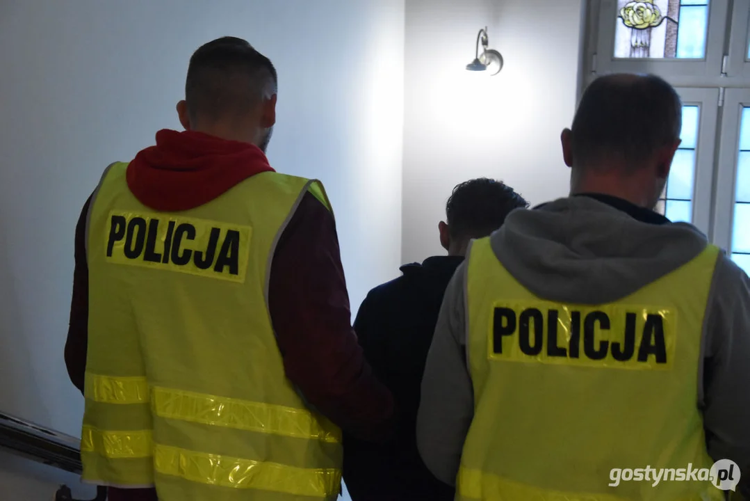 Sprawcy kradzieży pieniędzy z samochodu na stacji paliw w Gostyniu, zatrzymani przez gostyńską policję