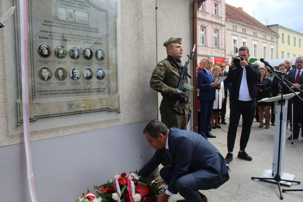 Jarocin. Odsłonięcie tablicy poświęconej kolporterom gazety konspiracyjnej "Dla Ciebie, Polsko" i koncert patriotyczny w JOK-u