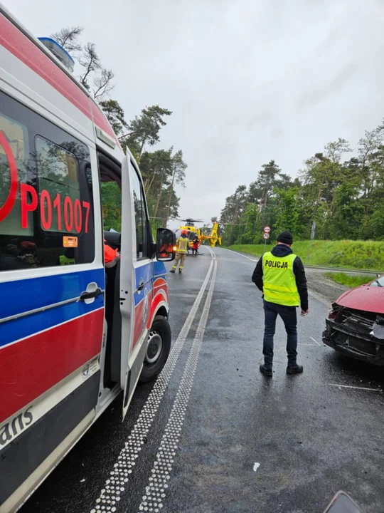 Wypadek na obwodnicy DW434 dla Gostynia, w stronę Krobi. Dwie osoby poszkodowane. Lądował LPR