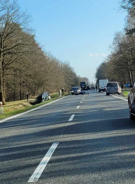 Zderzenie motocykla z osobówką na trasie Gołuchów-Kalisz