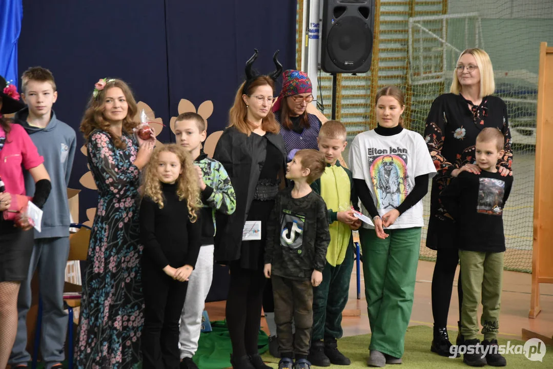 Baśniowy ambaras - rodzice uczniów Szkoły Podstawowej nr 1 w Gostyniu w spektaklu dla dzieci