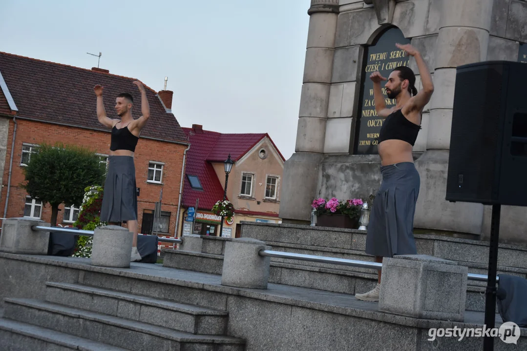 Spektakl teatralny na gostyńskim rynku