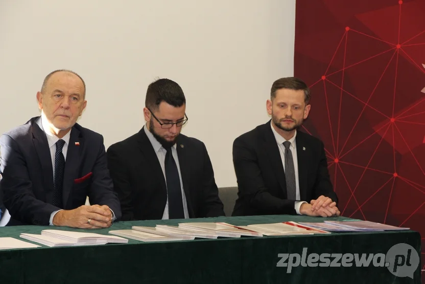 Wręczenie świadczeń ratowniczych i promes dla młodzieżowych drużyn pożarniczych z powiatu pleszewskiego