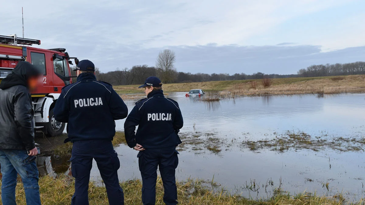 Mieszkaniec powiatu gostyńskiego samochodem wjechał do rozlewiska