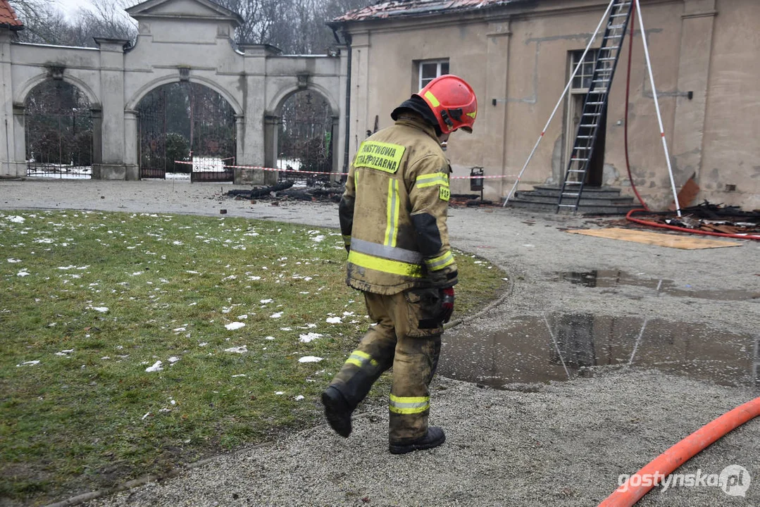 Pożar pałacu w Pępowie. Straż pożarna porządkuje pogorzelisko