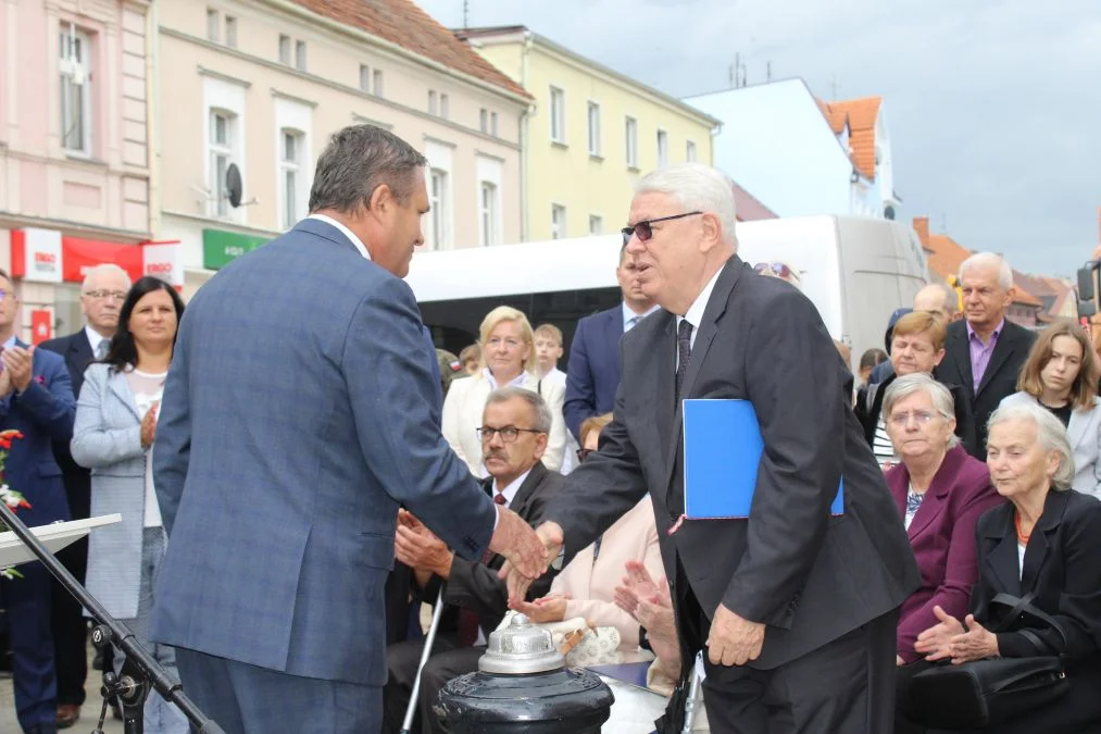 Jarocin. Odsłonięcie tablicy poświęconej kolporterom gazety konspiracyjnej "Dla Ciebie, Polsko" i koncert patriotyczny w JOK-u