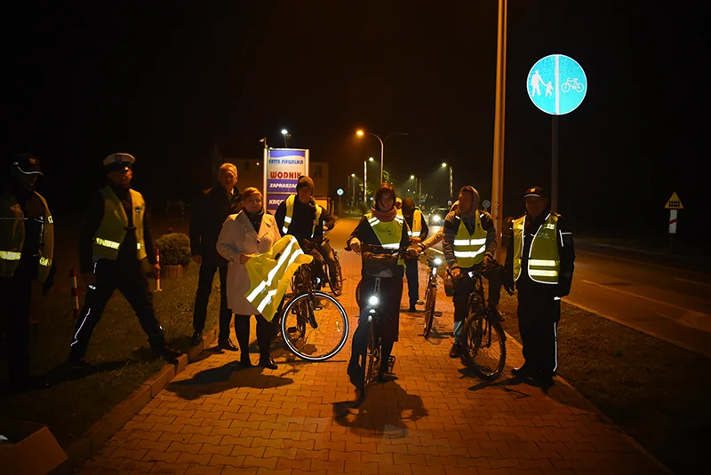 Krotoszyn. Policjanci dawali rowerzystom kamizelki