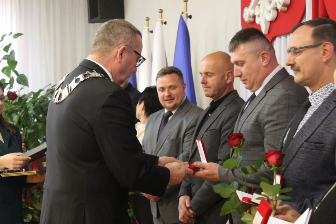 Burmistrz Dariusz Strugała nietypowo pożegnał się ze współpracownikami. Radni dostali karykatury - Zdjęcie główne