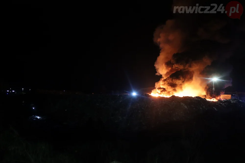 Pożar odpadów na terenie jednej z rawickich firm