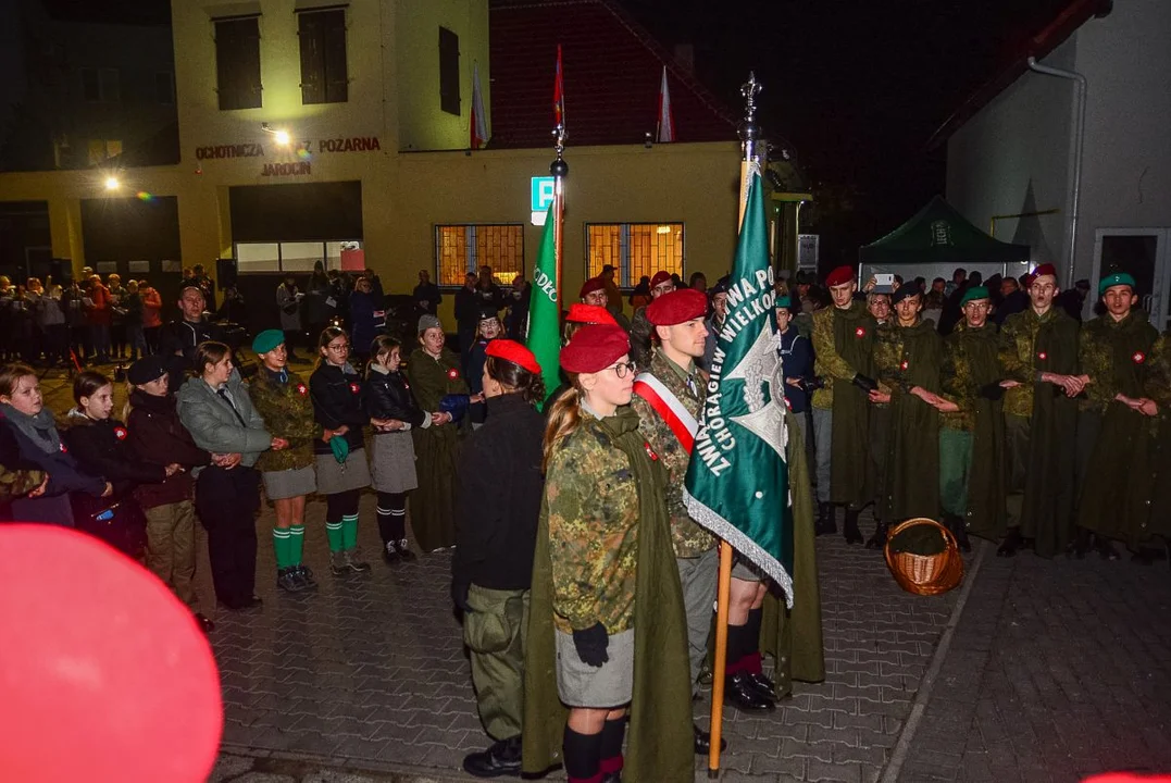 Obchody Święta Niepodległości w Jarocinie. Capstrzyk w parku mjr. Zbigniewa hr. Ostroroga-Gorzeńskiego