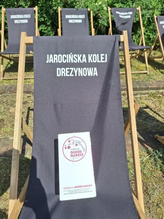 Weseli Ogrodnicy na drezynach. Piknik dla Fundacji Ogród Marzeń na stacji Brzostów Wlkp.