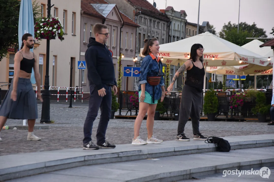 Spektakl teatralny na gostyńskim rynku