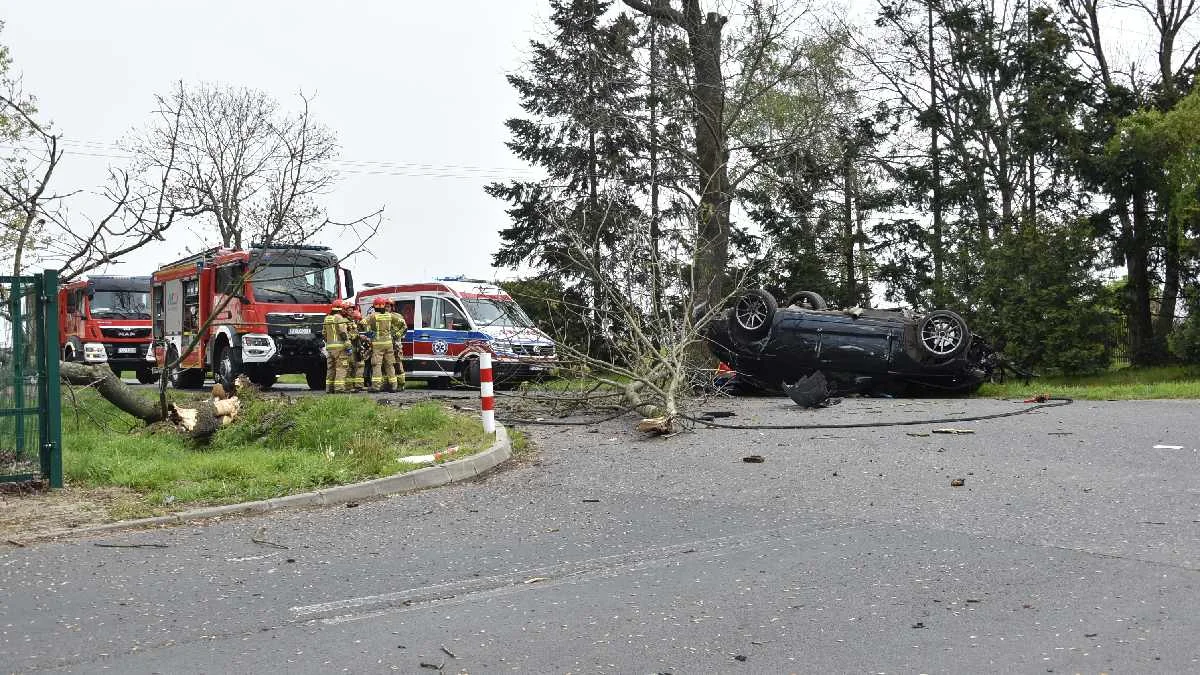 Siła uderzenia była ogromna. "Gdy przyszłam auto leżało na dachu, kierowca obok" - Zdjęcie główne