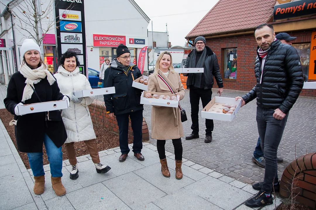 Przedwyborczy tłusty czwartek w Jarocinie. Kandydat PO KO na burmistrza i kandydaci Ziemi Jarocińskiej rozdawali pączki