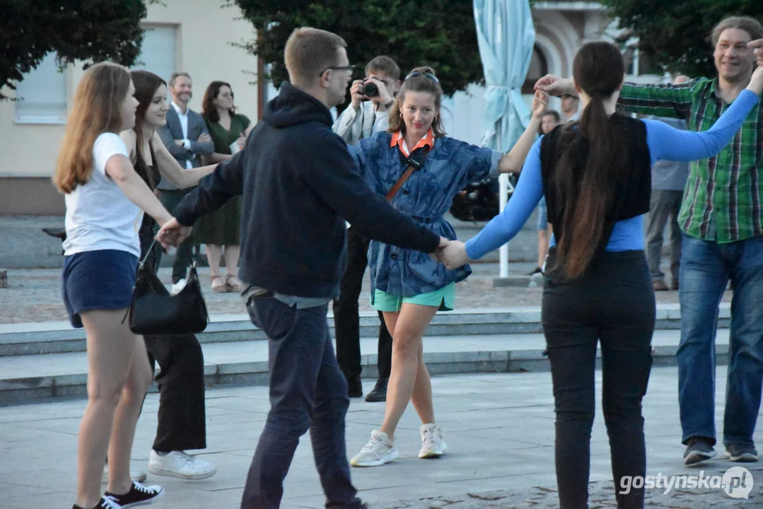 Spektakl teatralny na gostyńskim rynku