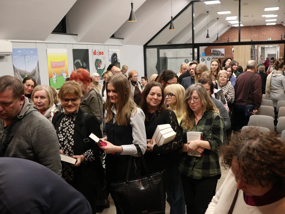 Barbara Wysoczańska, autorka cenionych powieści, gościła w pleszewskiej bibliotece - Zdjęcie główne