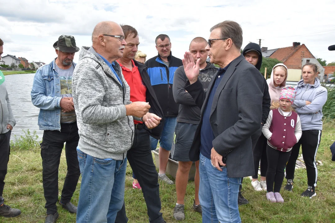 Martwe ryby w stawie w Kromolicach (gm. Pogorzela)