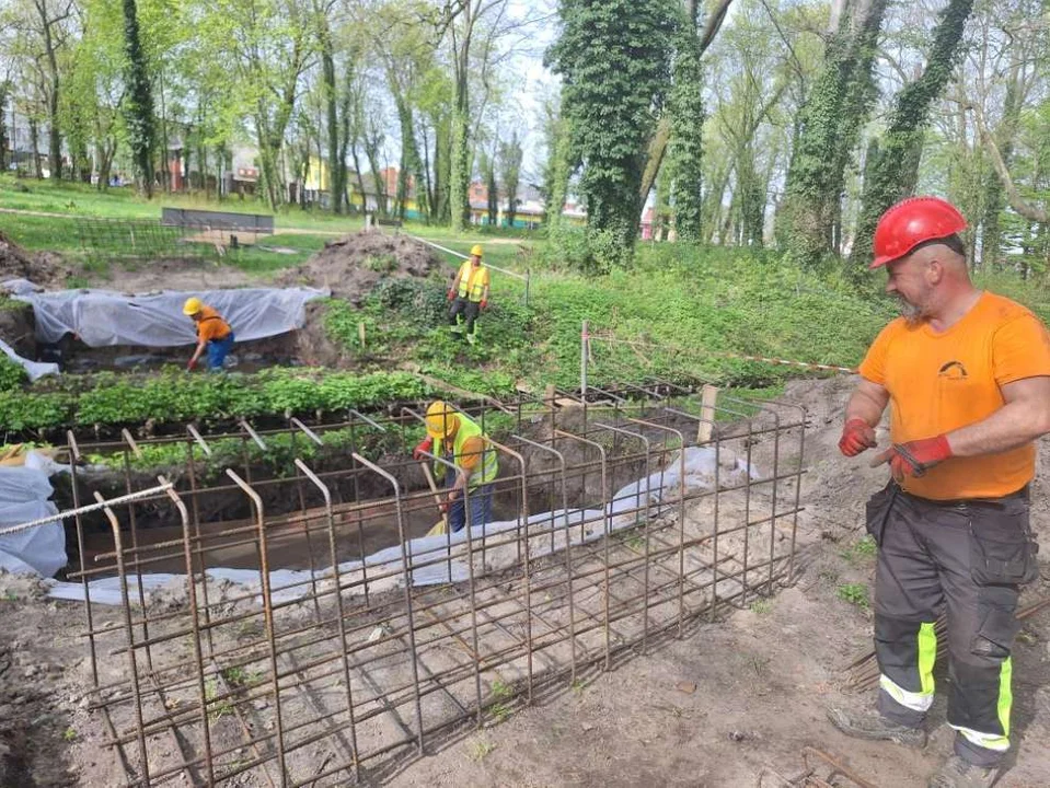 W jarocińskim parku Radolińskich trwają intensywne prace. Trzeba zachować ostrożność [ZDJĘCIA, SONDA] - Zdjęcie główne