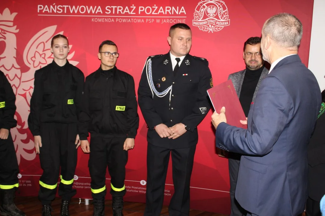 Wręczenie promes 32 Młodzieżowym Drużynom Pożarniczym z powiatu jarocińskiego