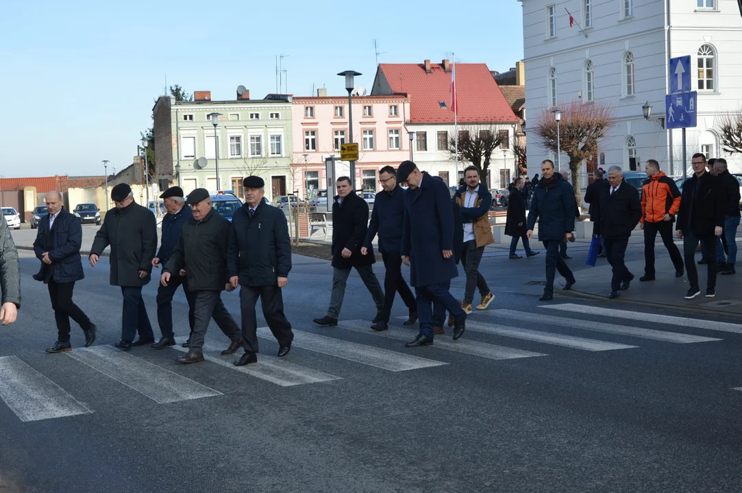 Otwarcie rynku w Jutrosinie z udziałem przedstawicieli samorządów, wojewody i parlamentu