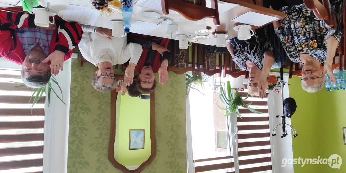 Seniorzy w Piaskach ucza się "migać"