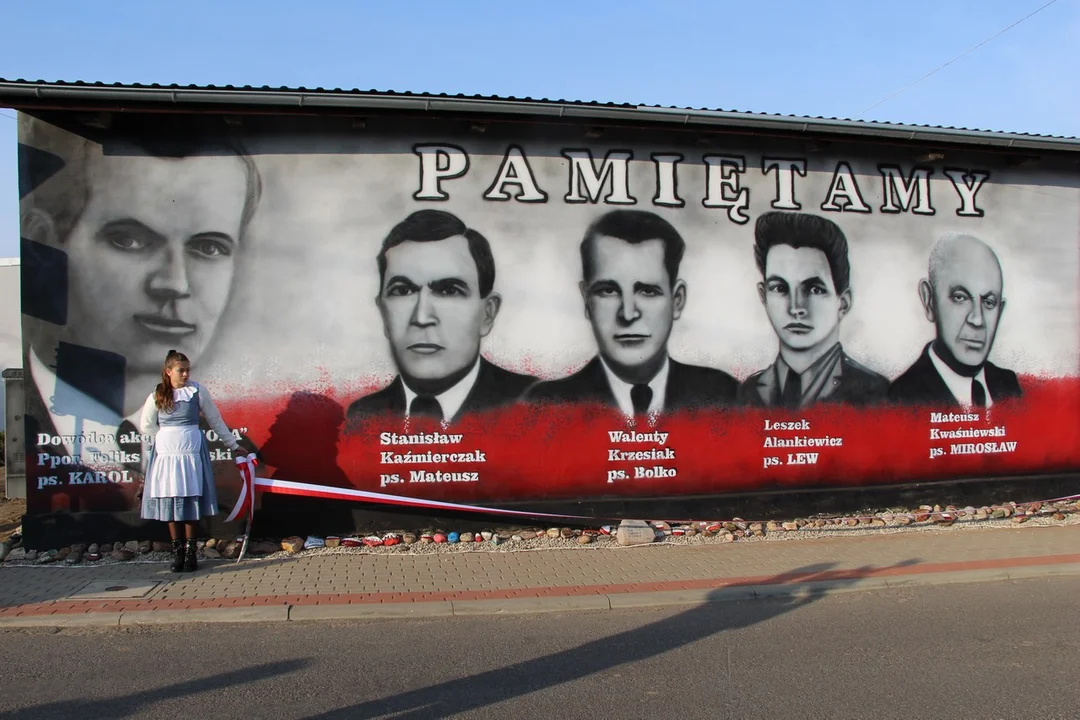 Mural upamiętniający zrzut broni dla Armii Krajowej odsłonięto w Czerminie w ubiegłym roku