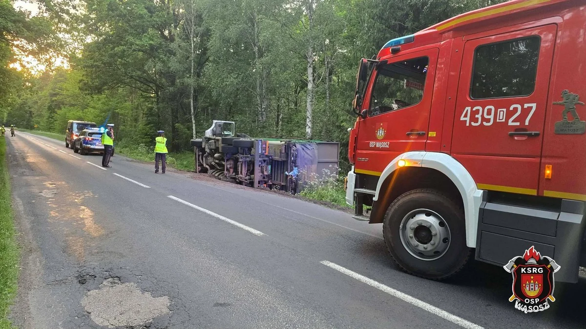 Ciężarowka w rowie na drodze wojewódzkiej nr 324