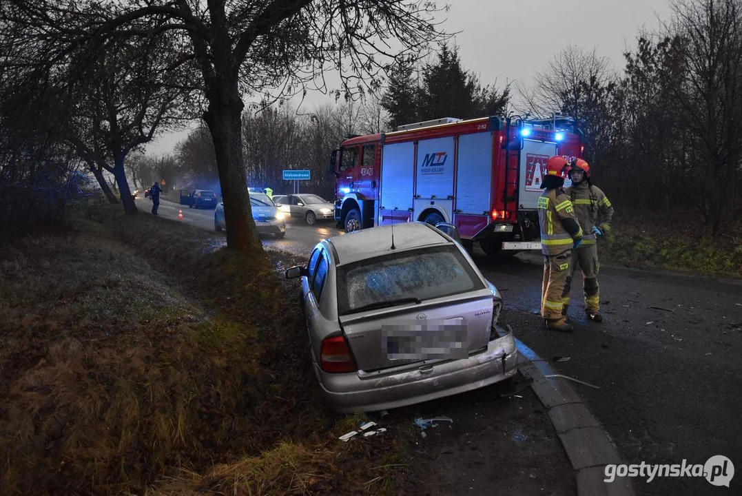 Zderzenie trzech osobówek na trasie Gostyń-Poniec