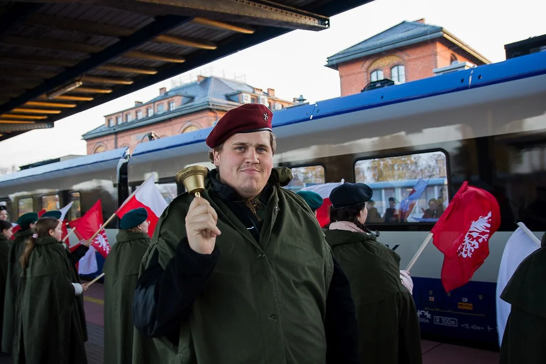 Harcerze werblem i dzwonkiem "budzili śpiących" na dworcu w Jarocinie