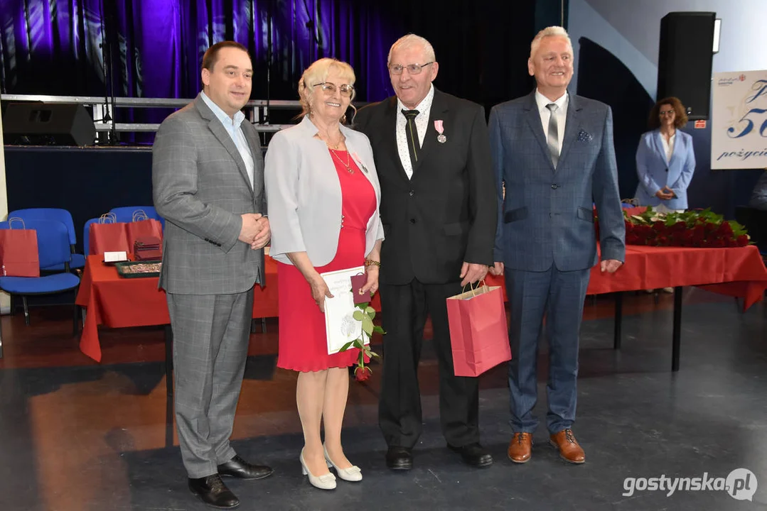 Jubileusze małżeńskie w gminie Gostyń. Blisko 60 par otrzymało pamiątkowe medale