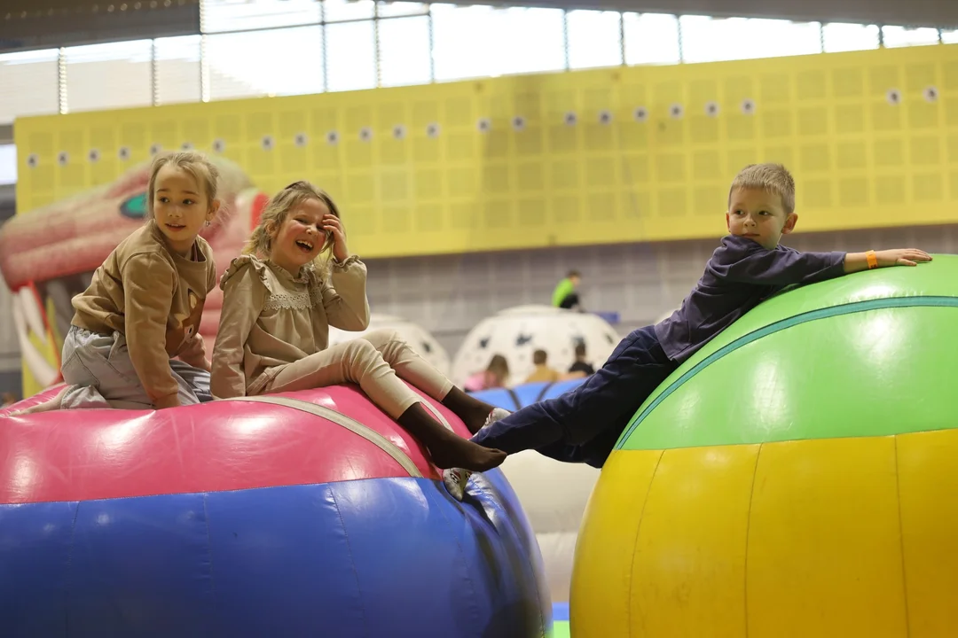 Czas pełen radości i dziecięcych uśmiechów. Festiwal Dmuchańców w Pleszewie - Zdjęcie główne