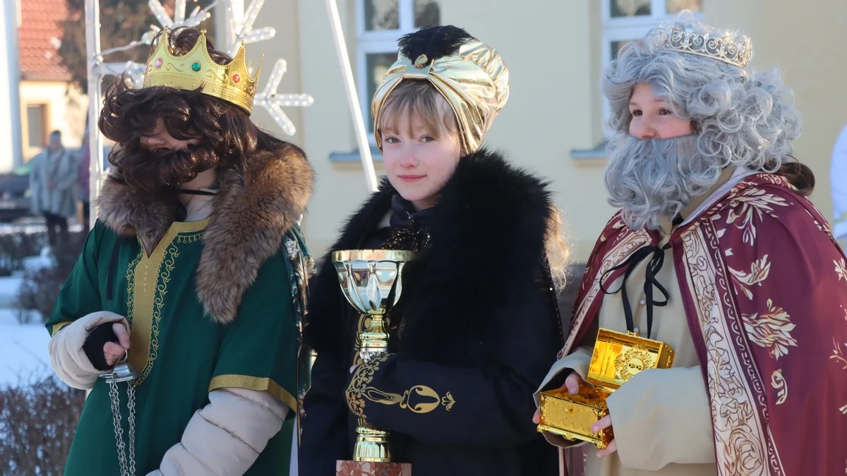 Przebrani mieszkańcy, rodzinna atmosfera i przemarsz. "Orszak nie tylko Trzech Króli" w Sarnowie [ZDJĘCIA] - Zdjęcie główne
