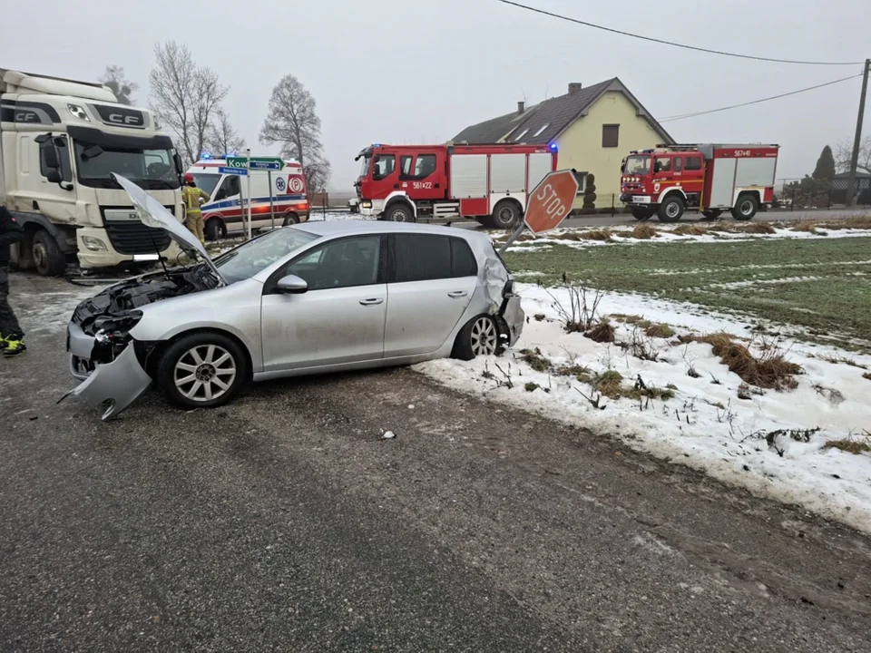 Zderzenie pojazdów w gminie Dobrzyca. Jedna osoba została przetransportowana do szpitala - Zdjęcie główne