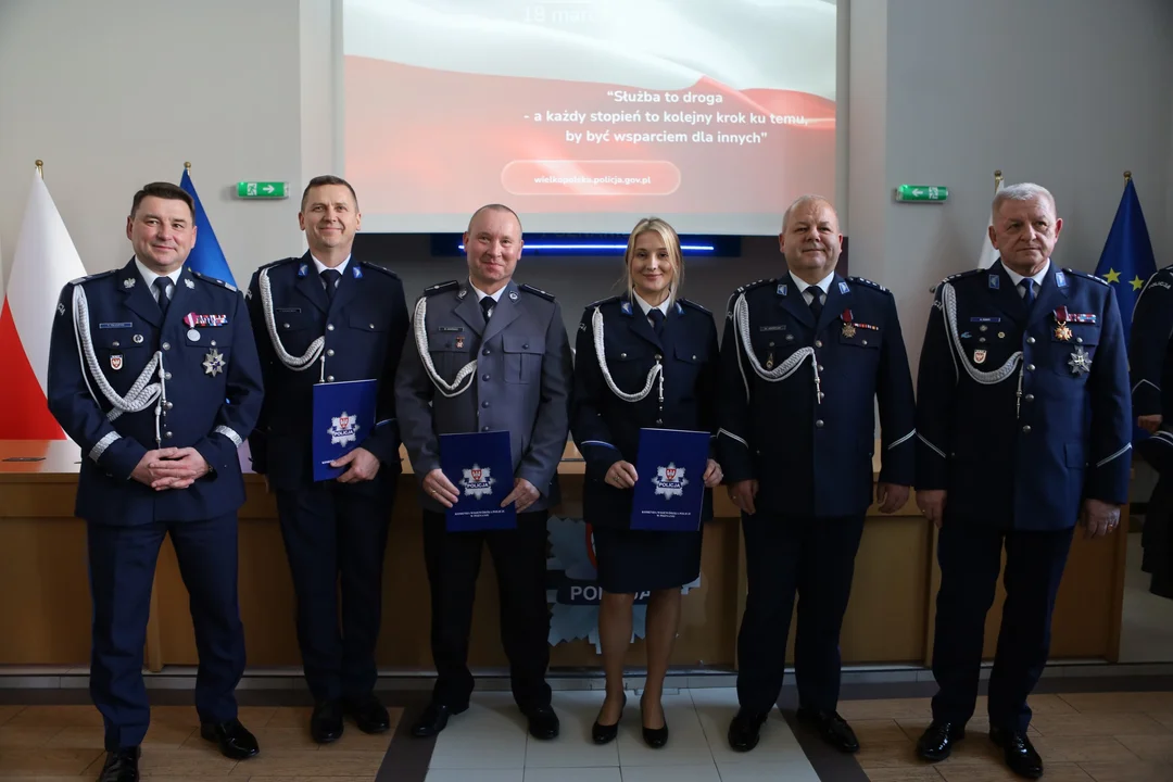 Awanse w Policji. Funkcjonariusze z Krotoszyna docenieni w Poznaniu [ZDJĘCIA]