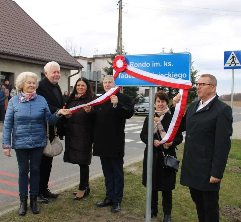 W Zalesiu, w gminie Jaraczewo odbyło się uroczyste otwarcie i nadanie imienia nowemu rondu [ZDJĘCIA] - Zdjęcie główne