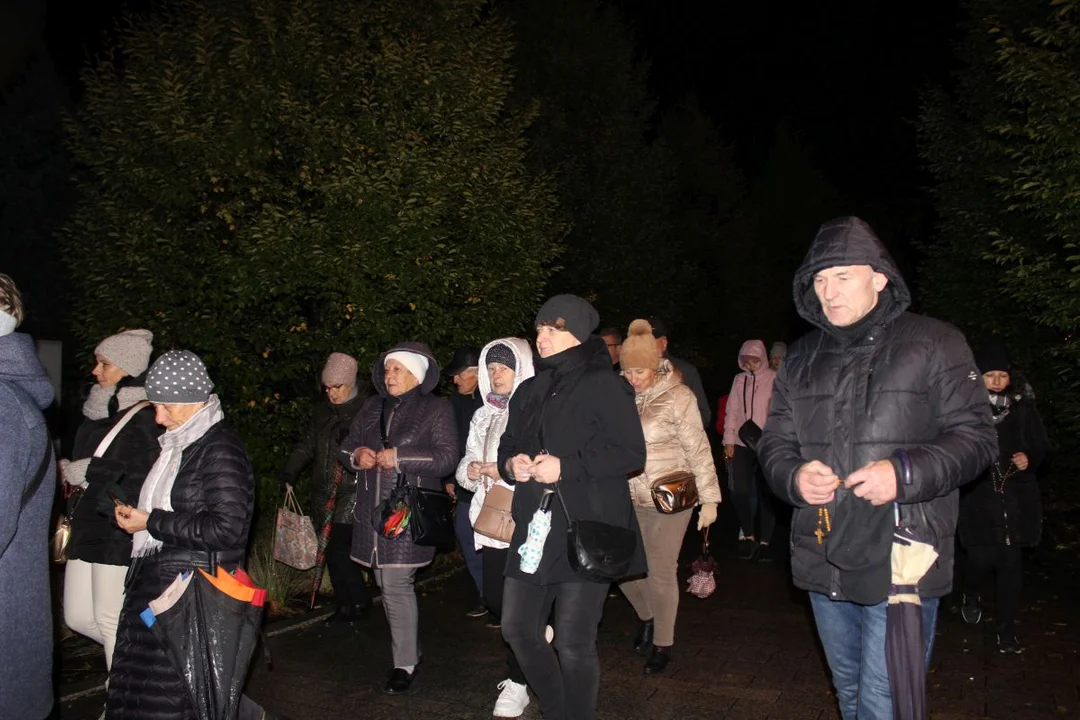 Kilkadziesiąt osób poszło na Ekstremalny Różaniec i na procesję różańcową w Jarocinie [ZDJĘCIA] - Zdjęcie główne