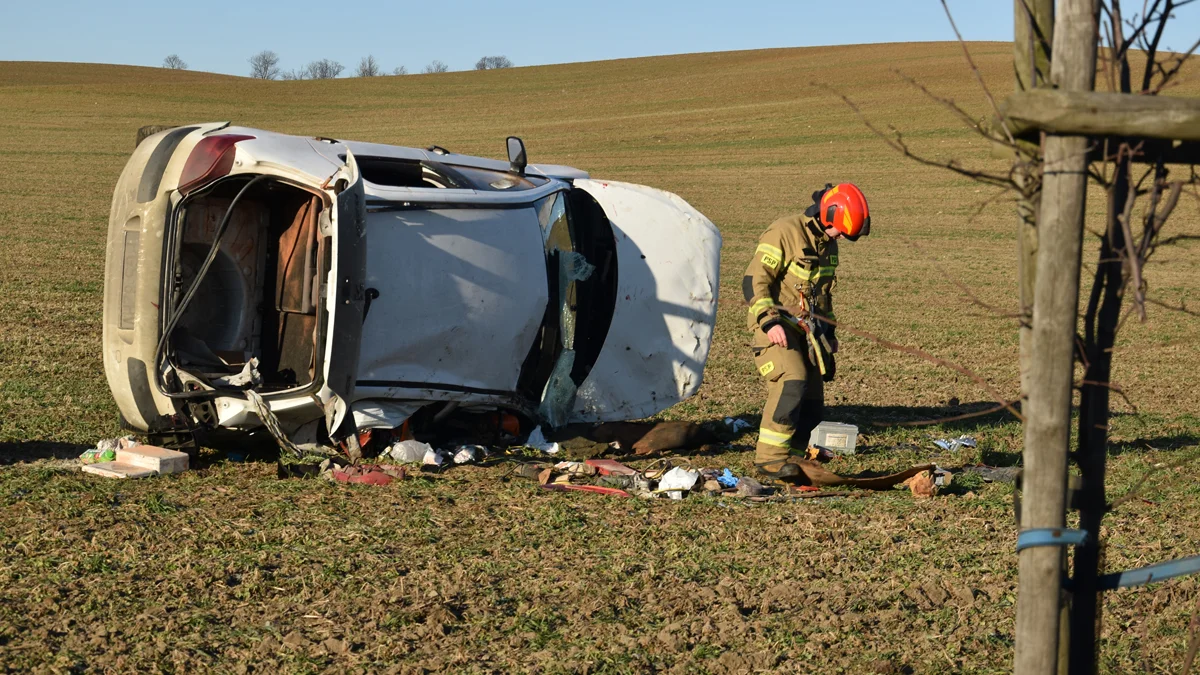 Wypadek na ulicy Poznańskiej w Gostyniu. Samochód zatrzymał się w polu