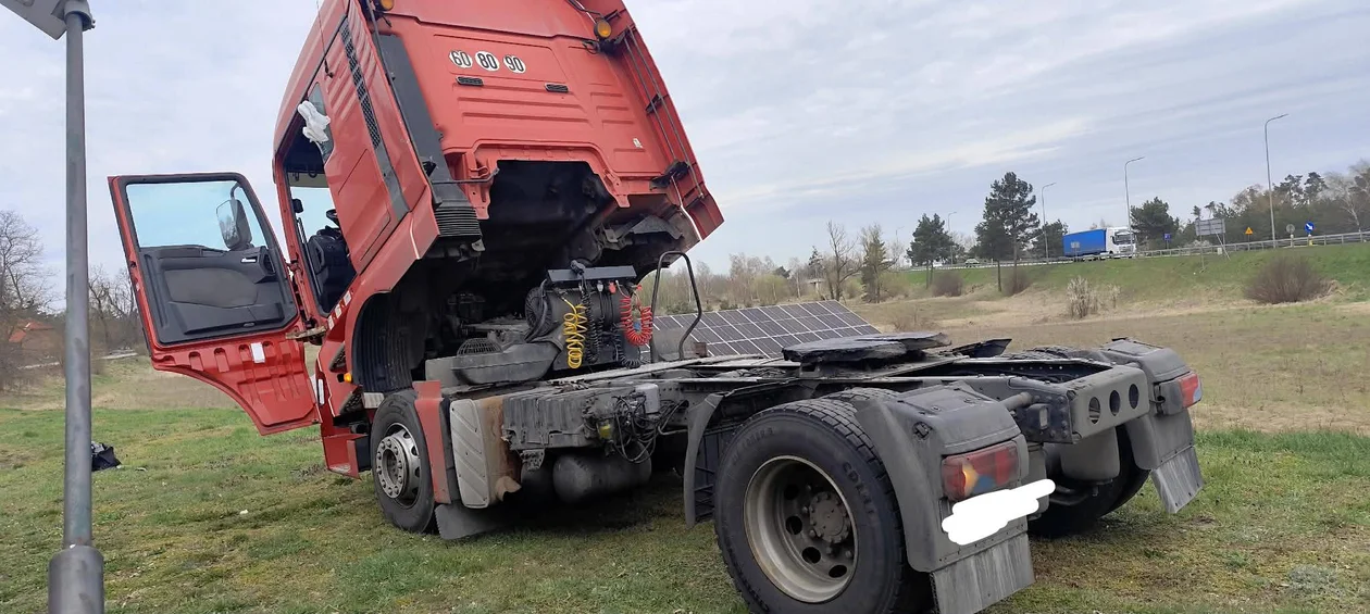 Awaria ciężarówki i pożar na cmentarzu