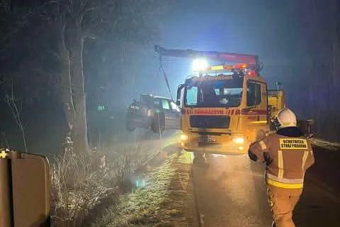 Wypadek na drodze Marszew- Czermin. Auto dachowało, po czym uderzyło w drzewo - Zdjęcie główne