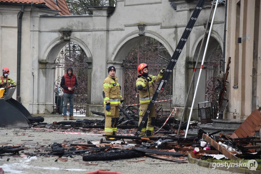 Pożar pałacu w Pępowie. Straż pożarna porządkuje pogorzelisko