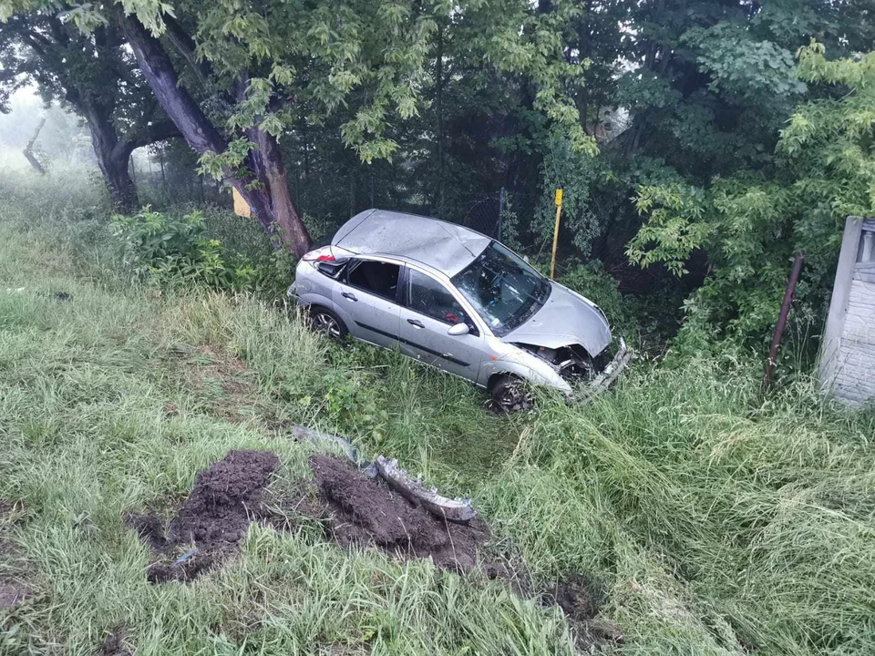 Krotoszyn. 21-latek stracił panowanie nad autem. Samochód dachował [ZDJĘCIA] - Zdjęcie główne