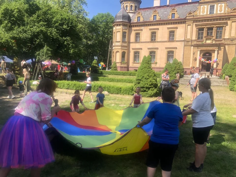 W Górze trwa powiatowy festyn z okazji Dnia Dziecka [ZDJĘCIA] - Zdjęcie główne