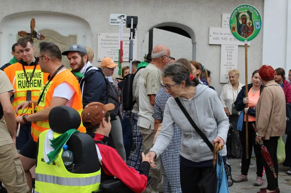 Grupa biało-zielona w drodze z Jarocina na Jasną Górę